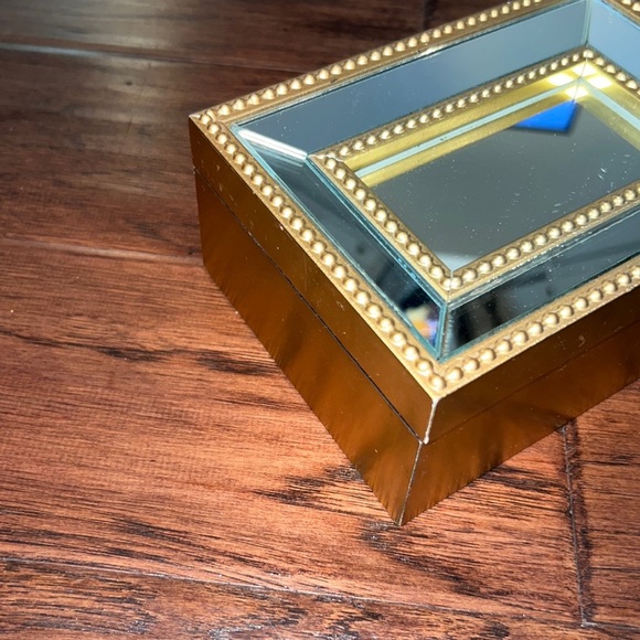 Rectangle gold metal & glass mirror design end lid that opens to a jewelry box​ - Picture 3 of 9
